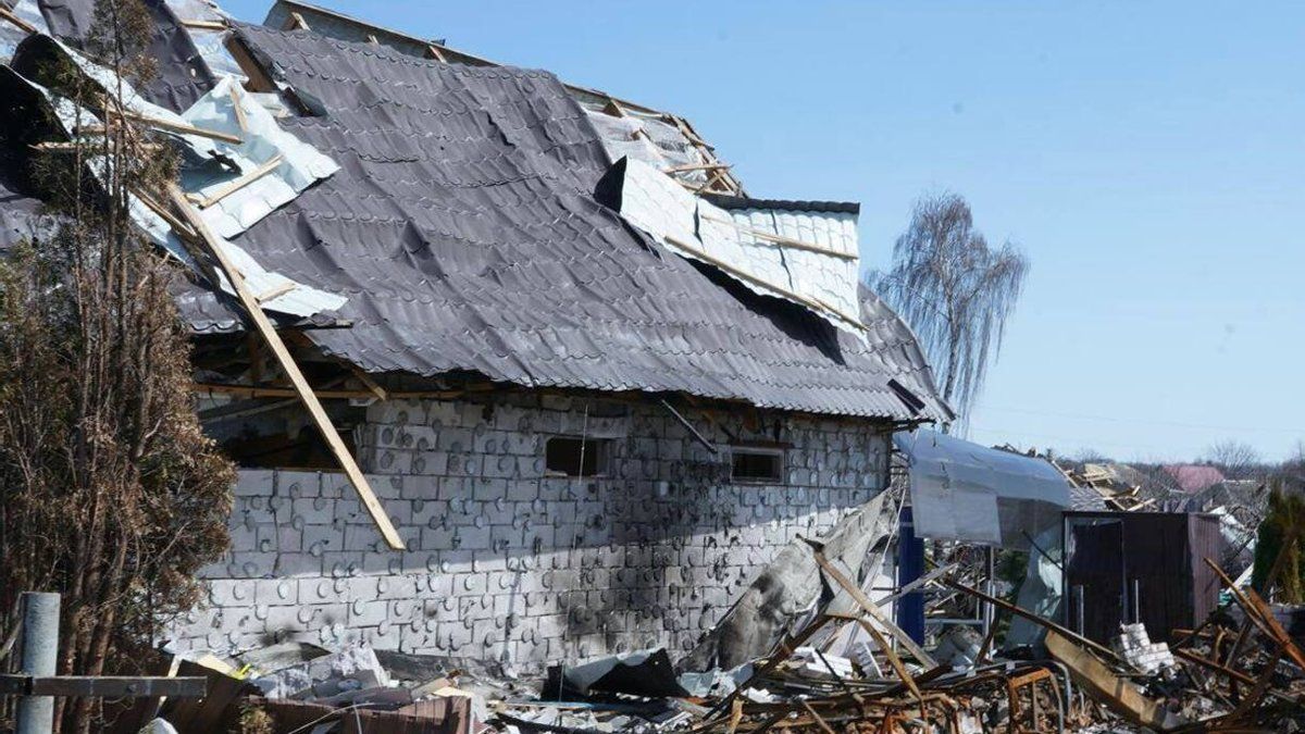 Шматком авіабомби наскрізь пробило хату: українка розповіла про другий день народження - 24 Канал Шматком авіабомби наскрізь пробило хату: українка розповіла про другий день народження - 24 Канал