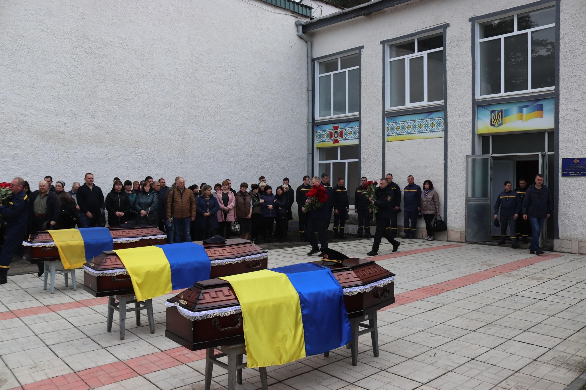 Попрощалися з загиблими саперами, які підірвалися під час розмінування касет на Харківщині - 24 Канал Попрощалися з загиблими саперами, які підірвалися під час розмінування касет на Харківщині - 24 Канал