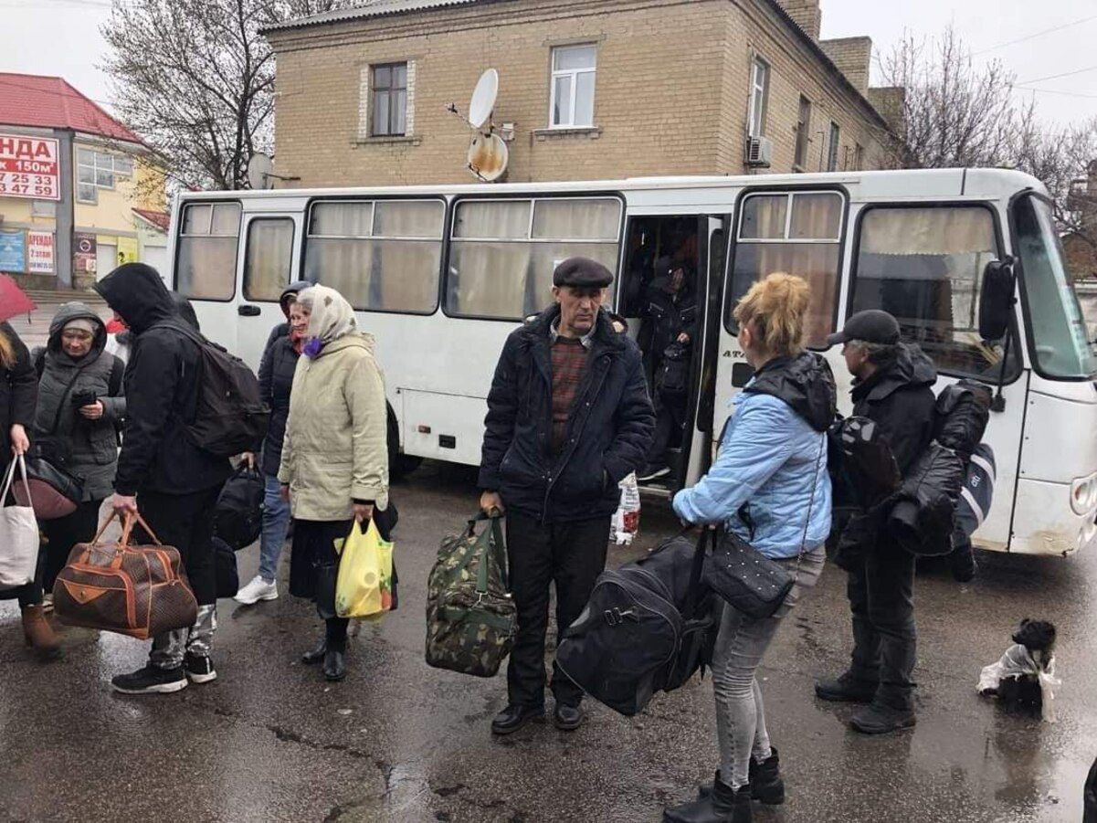 Важка евакуація: понад 60 людей вдалося врятувати на Луганщині - 24 Канал Важка евакуація: понад 60 людей вдалося врятувати на Луганщині - 24 Канал