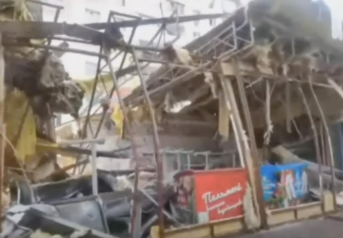 Кіоски повністю розбомблені: страшні наслідки обстрілу спального району Харкова - Харків Кіоски повністю розбомблені: страшні наслідки обстрілу спального району Харкова - Харків