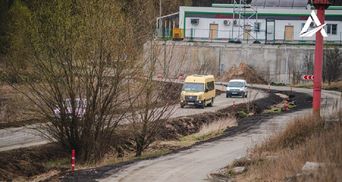 На Київщині на місці зруйнованих мостів будують тимчасові переправи: вже відкрили три
