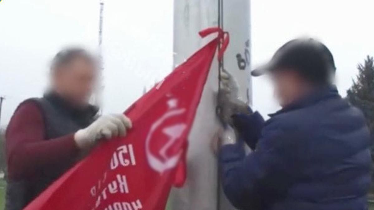 На двох жителів, які у Херсоні підняли комуністичний прапор, завели справу - 24 Канал На двох жителів, які у Херсоні підняли комуністичний прапор, завели справу - 24 Канал