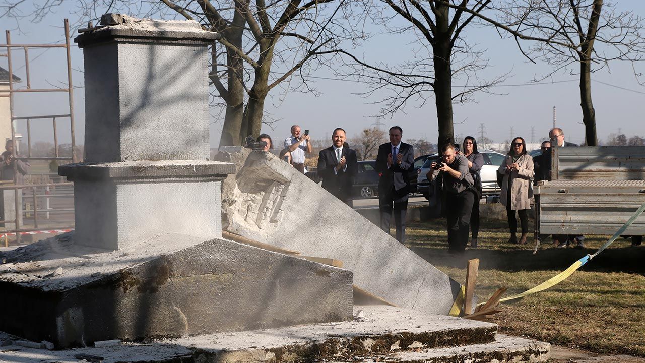 У Польщі зносять пам'ятники радянській владі: лише за день позбулися трьох – перші фото - 24 Канал