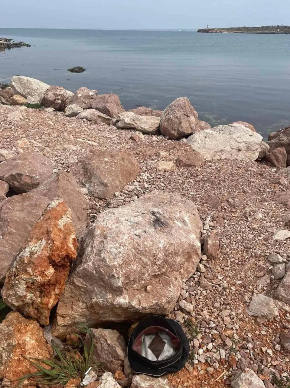 Части формы российских военных выносит на берега Крыма Части формы российских военных выносит на берега Крыма