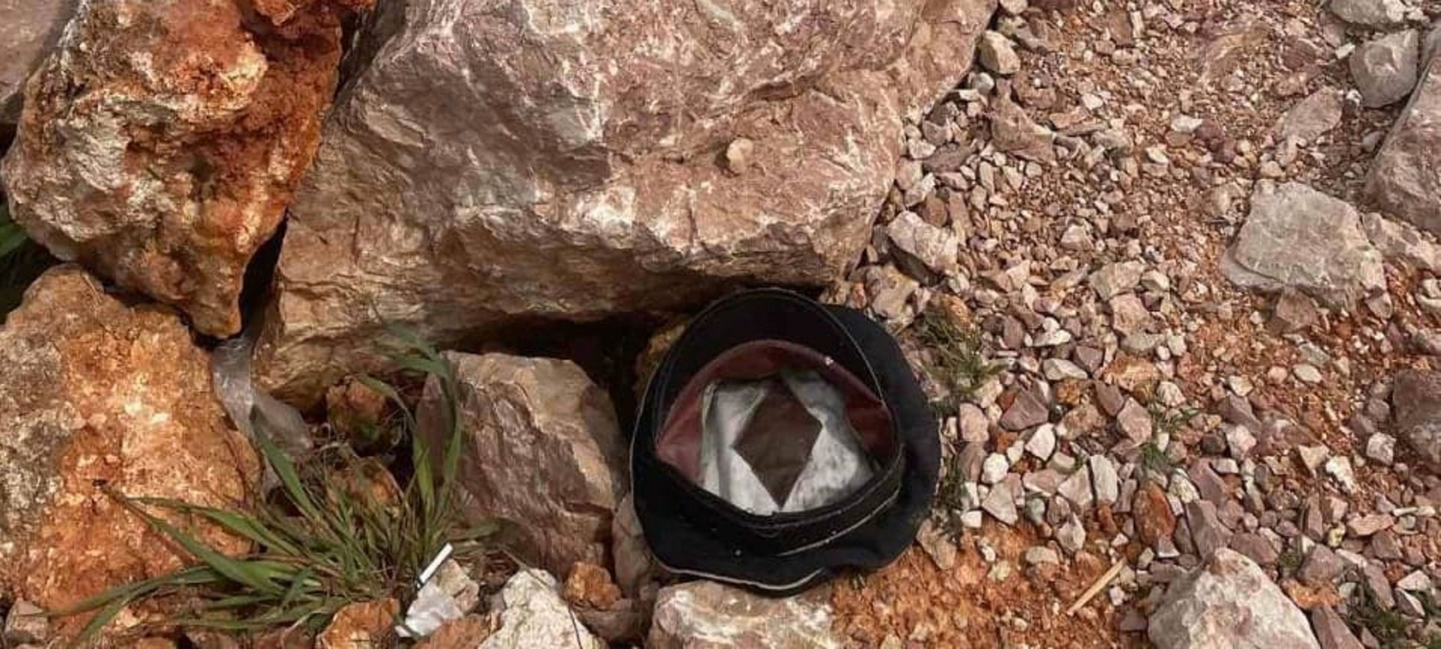 На пляжи оккупированного Крыма выносит части формы российских военных На пляжи оккупированного Крыма выносит части формы российских военных