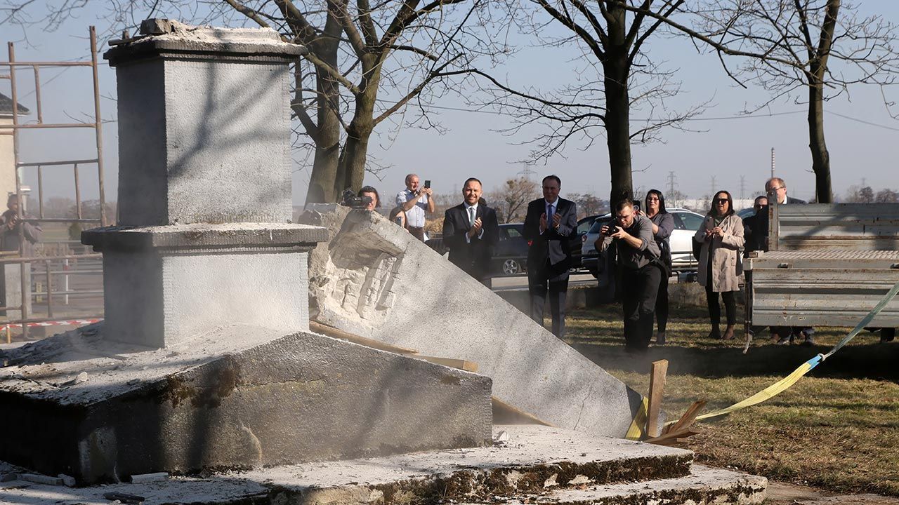 В Польше сносят памятники советской власти: только за день избавились от трех – первые фото
