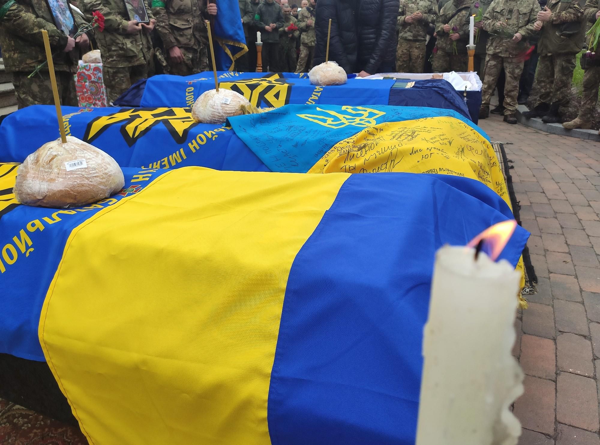 У Києві попрощалися з чотирма бійцями батальйону Кульчицького: ексклюзивний фоторепортаж - 24 Канал У Києві попрощалися з чотирма бійцями батальйону Кульчицького: ексклюзивний фоторепортаж - 24 Канал