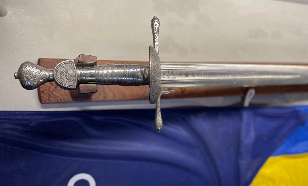 У Софійському соборі освятили репліку меча гетьмана Сагайдачного У Софійському соборі освятили репліку меча гетьмана Сагайдачного