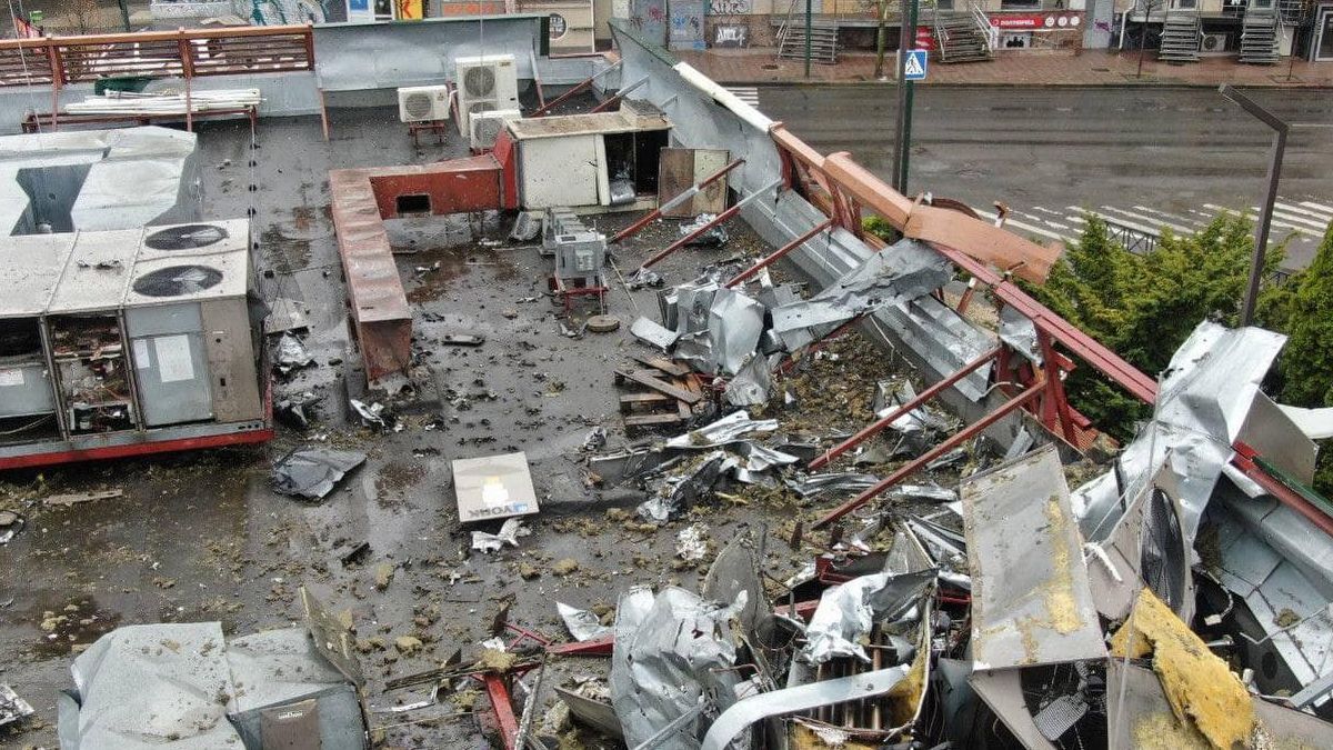 Оккупанты обстреляли McDonald's в Харькове Оккупанты обстреляли McDonald's в Харькове