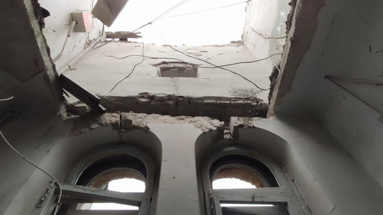 В Харькове обстреляли индустриальный район: попали в крышу 4-этажки, теперь видно небо В Харькове обстреляли индустриальный район: попали в крышу 4-этажки, теперь видно небо