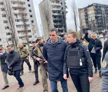 На власні очі побачили жахіття війни: прем'єри Іспанії та Данії приїхали у Бородянку
