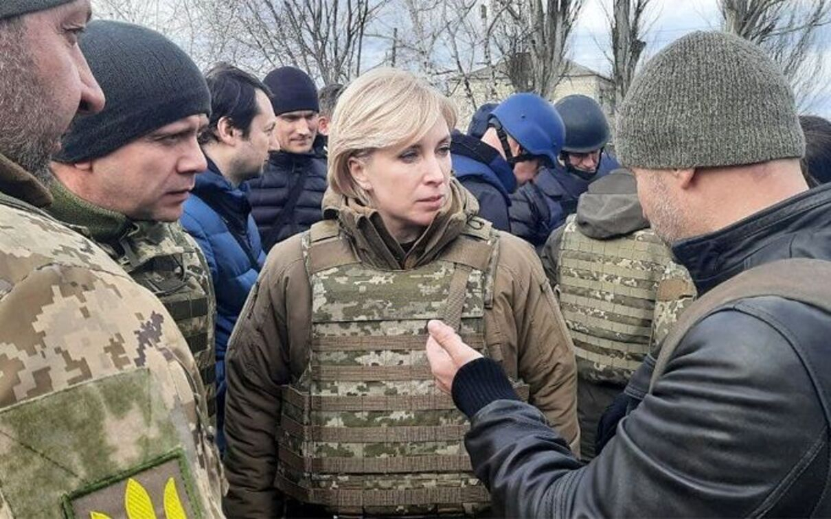 Відбувся черговий обмін полоненими: Україна повертає додому 19 людей, з яких 10 військових Відбувся черговий обмін полоненими: Україна повертає додому 19 людей, з яких 10 військових