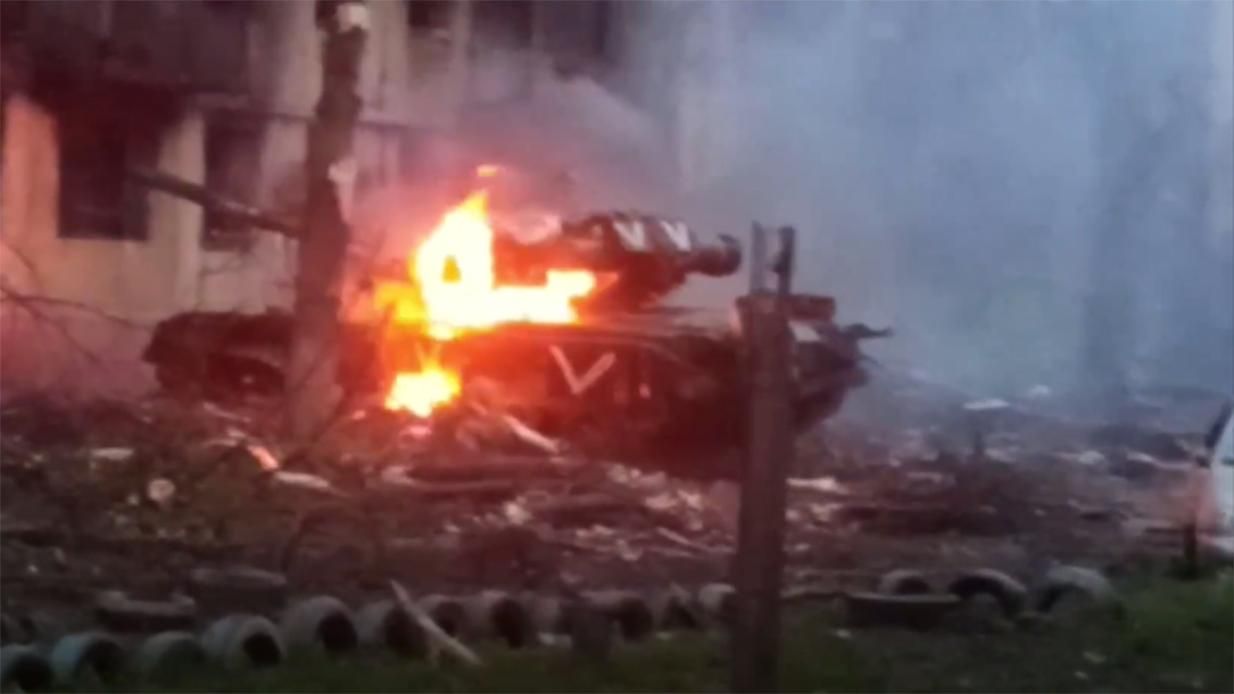 Защитники Мариуполя показали уничтоженный танк оккупантов с символом V Защитники Мариуполя показали уничтоженный танк оккупантов с символом V