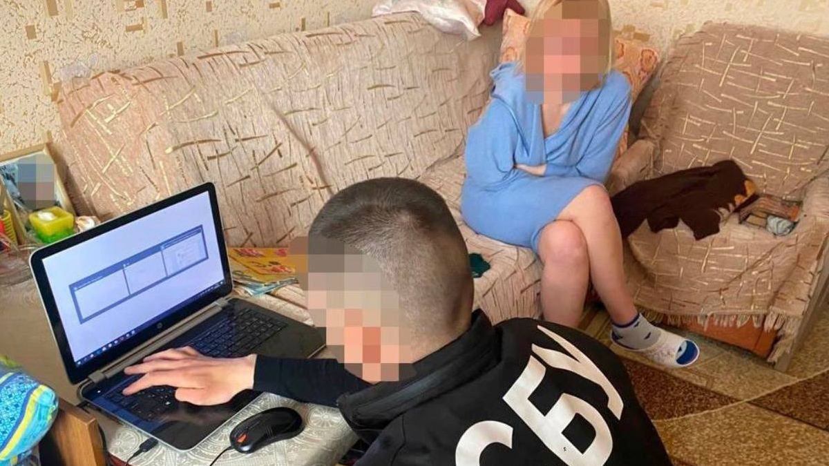 На Хмельниччині жінка передавала окупантам карти з мітками стратегічних об’єктів На Хмельниччині жінка передавала окупантам карти з мітками стратегічних об’єктів