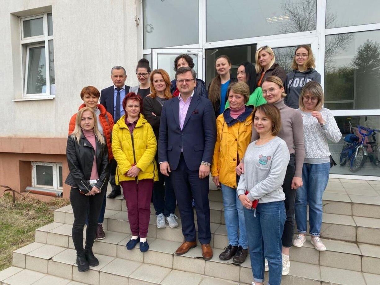 Кулеба зустрівся з українськими біженцями у Болгарії Кулеба зустрівся з українськими біженцями у Болгарії