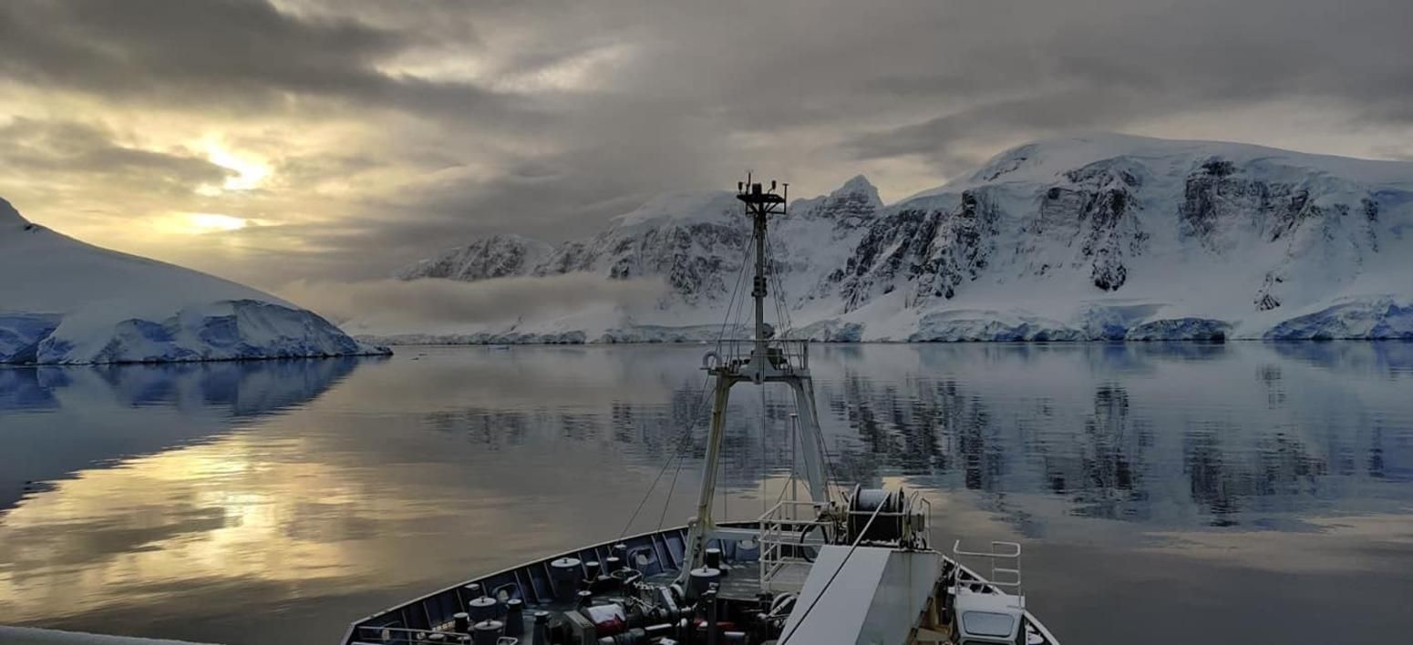 Украинский ледокол "Ноосфера" совершил первый успешный рейс в Антарктиду Украинский ледокол "Ноосфера" совершил первый успешный рейс в Антарктиду