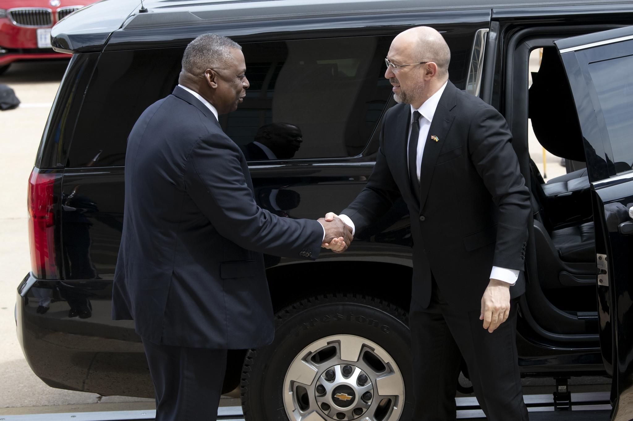 Руководитель Пентагона встретился со Шмыгалем и обсудил военную помощь Руководитель Пентагона встретился со Шмыгалем и обсудил военную помощь