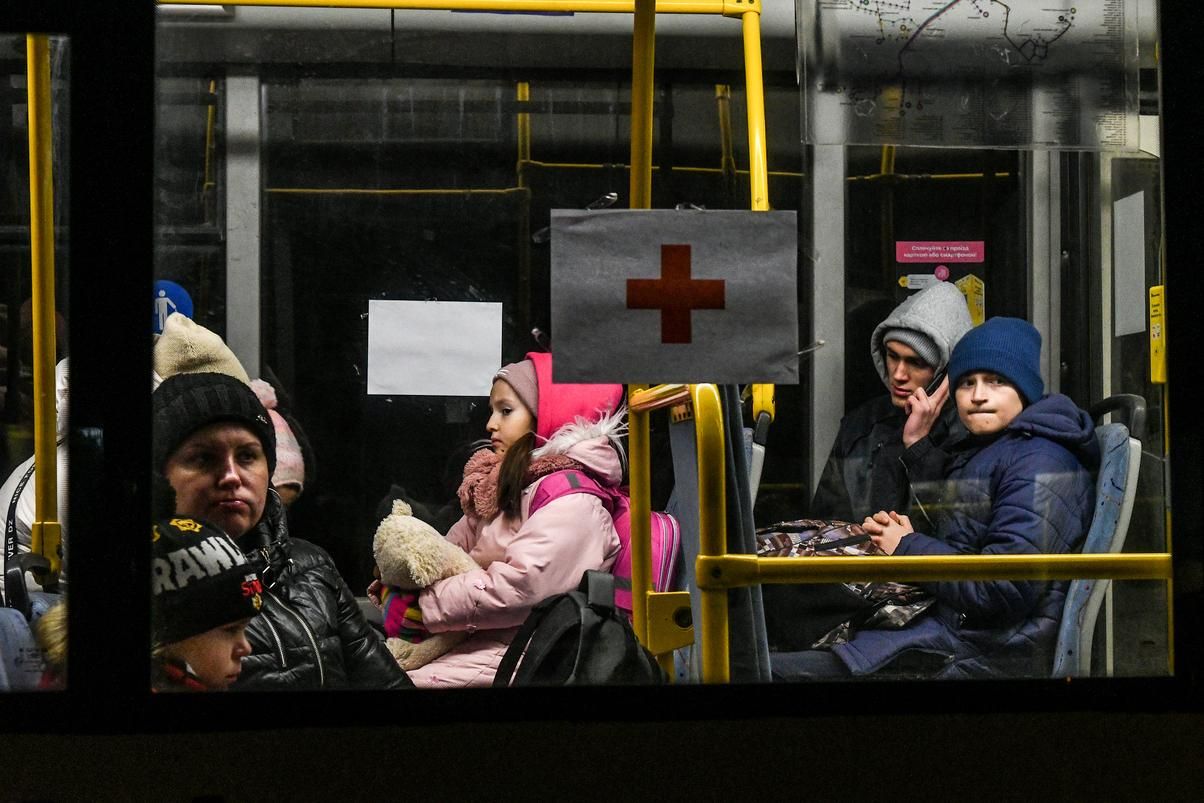 Окупанти вивезли у Росію маріупольців, яким обіцяли евакуацію в Україну