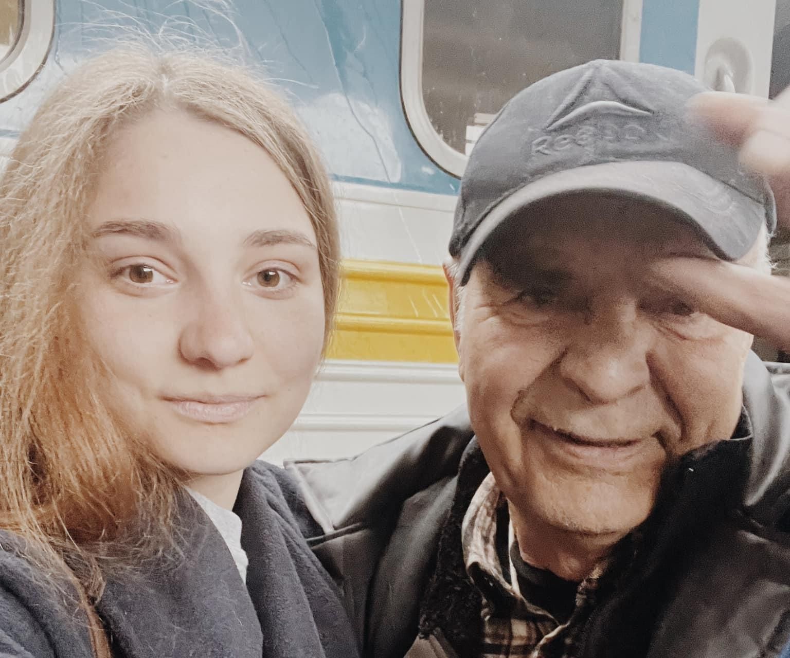 По счастливому стечению обстоятельств девушка смогла эвакуировать своего дедушку из Мариуполя По счастливому стечению обстоятельств девушка смогла эвакуировать своего дедушку из Мариуполя