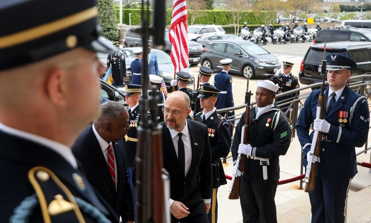 Украина нуждается в непрерывной поставке мощного вооружения, – Шмыгаль в Пентагоне Украина нуждается в непрерывной поставке мощного вооружения, – Шмыгаль в Пентагоне