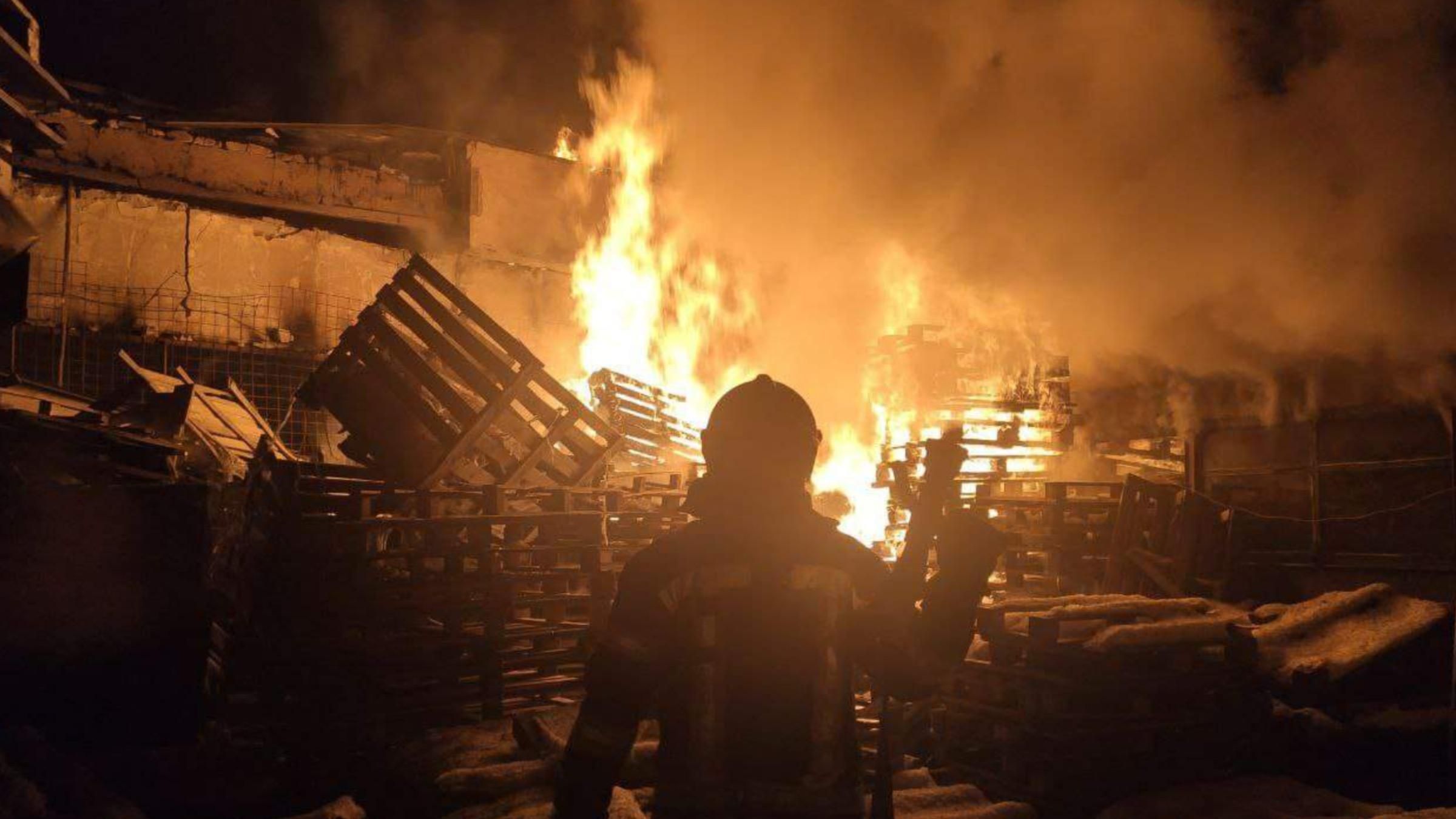 На Луганщині росіяни хочуть влаштувати голодомор: знищили останній продуктовий склад На Луганщині росіяни хочуть влаштувати голодомор: знищили останній продуктовий склад