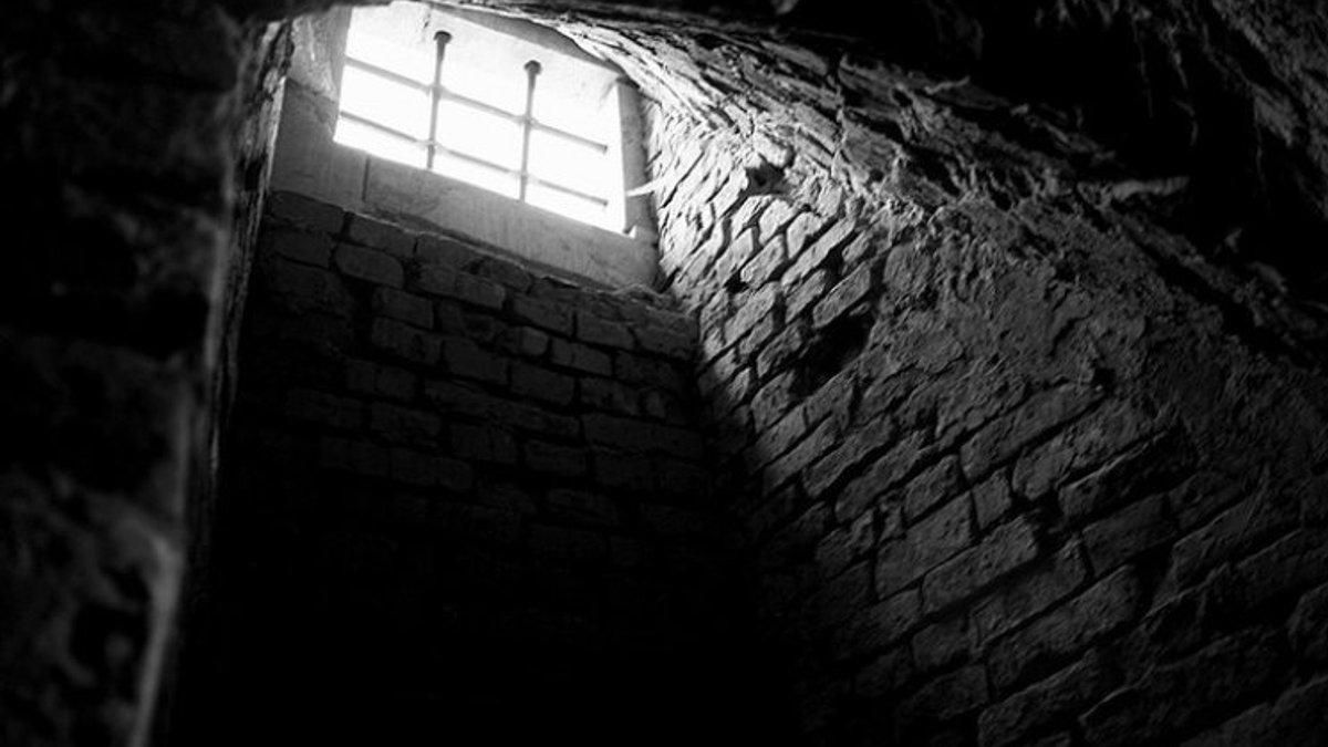 У Каховці окупанти облаштували катівню у приміщенні поліції, де б’ють та піддають тортурам людей - 24 Канал У Каховці окупанти облаштували катівню у приміщенні поліції, де б’ють та піддають тортурам людей - 24 Канал