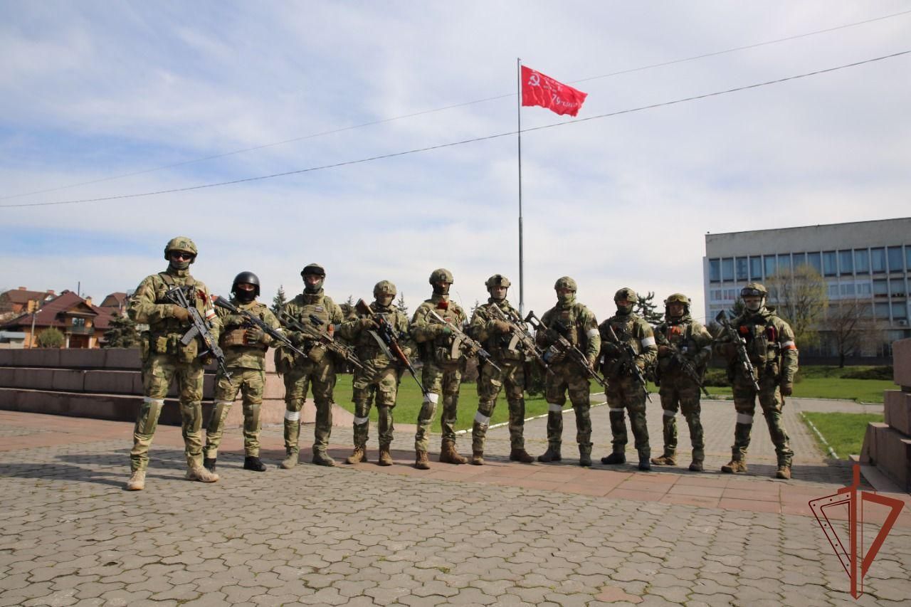 Херсонці вночі зірвали з флагштоку радянський прапор: тепер його охороняють російські військо - 24 Канал Херсонці вночі зірвали з флагштоку радянський прапор: тепер його охороняють російські військо - 24 Канал