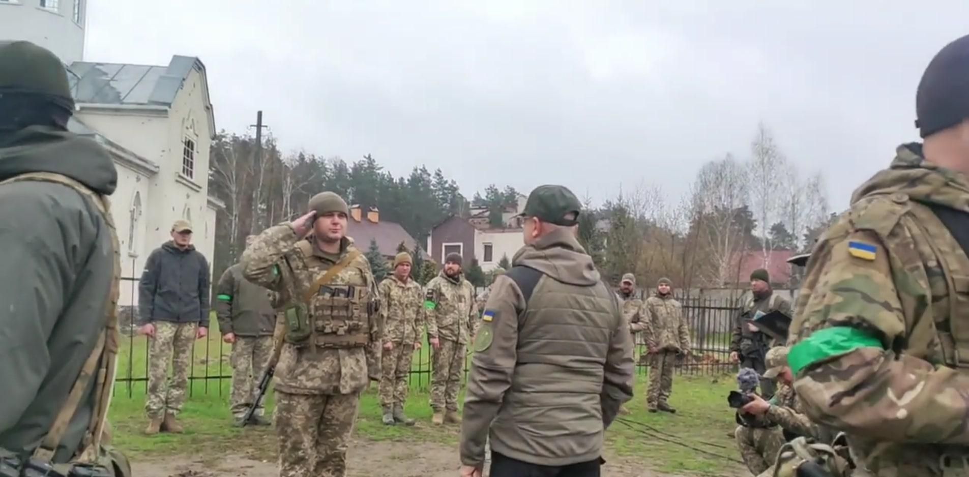 Резніков зустрівся з українськими воїнами у вщент зруйнованому Мощуні 