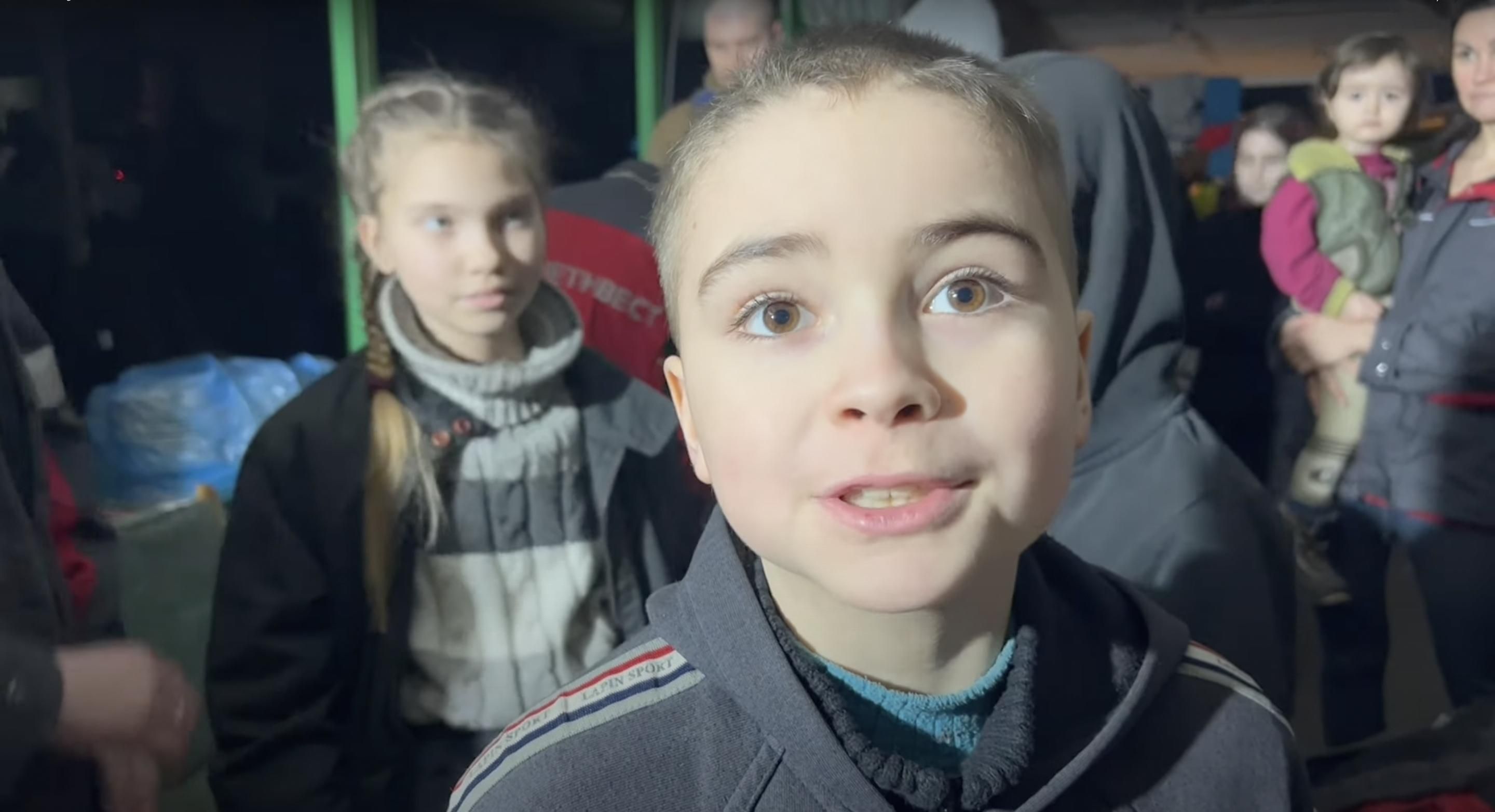Как "Азов" помогает мирным, которые прячутся в подвалах "Азовстали": трогательное видео