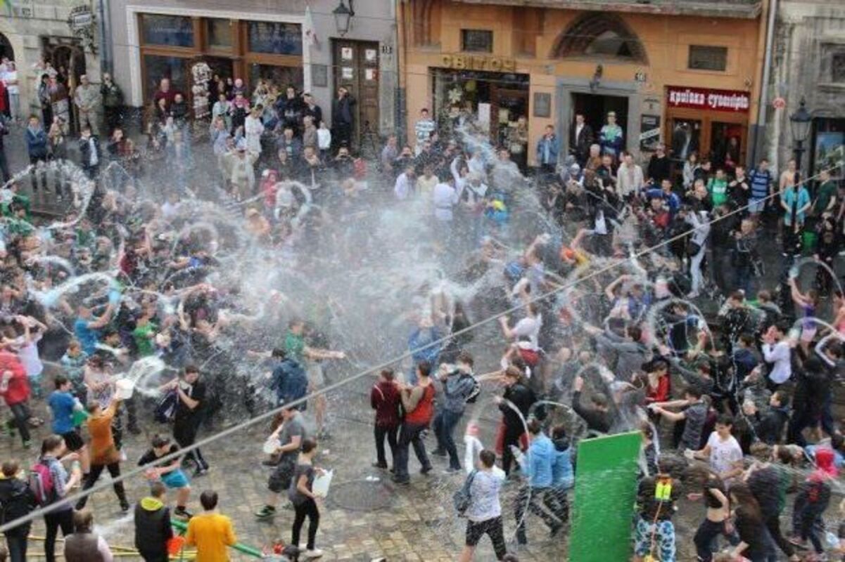 Цього року у Львові на площі Ринок не буде традиційних масових обливань - 24 Канал Цього року у Львові на площі Ринок не буде традиційних масових обливань - 24 Канал