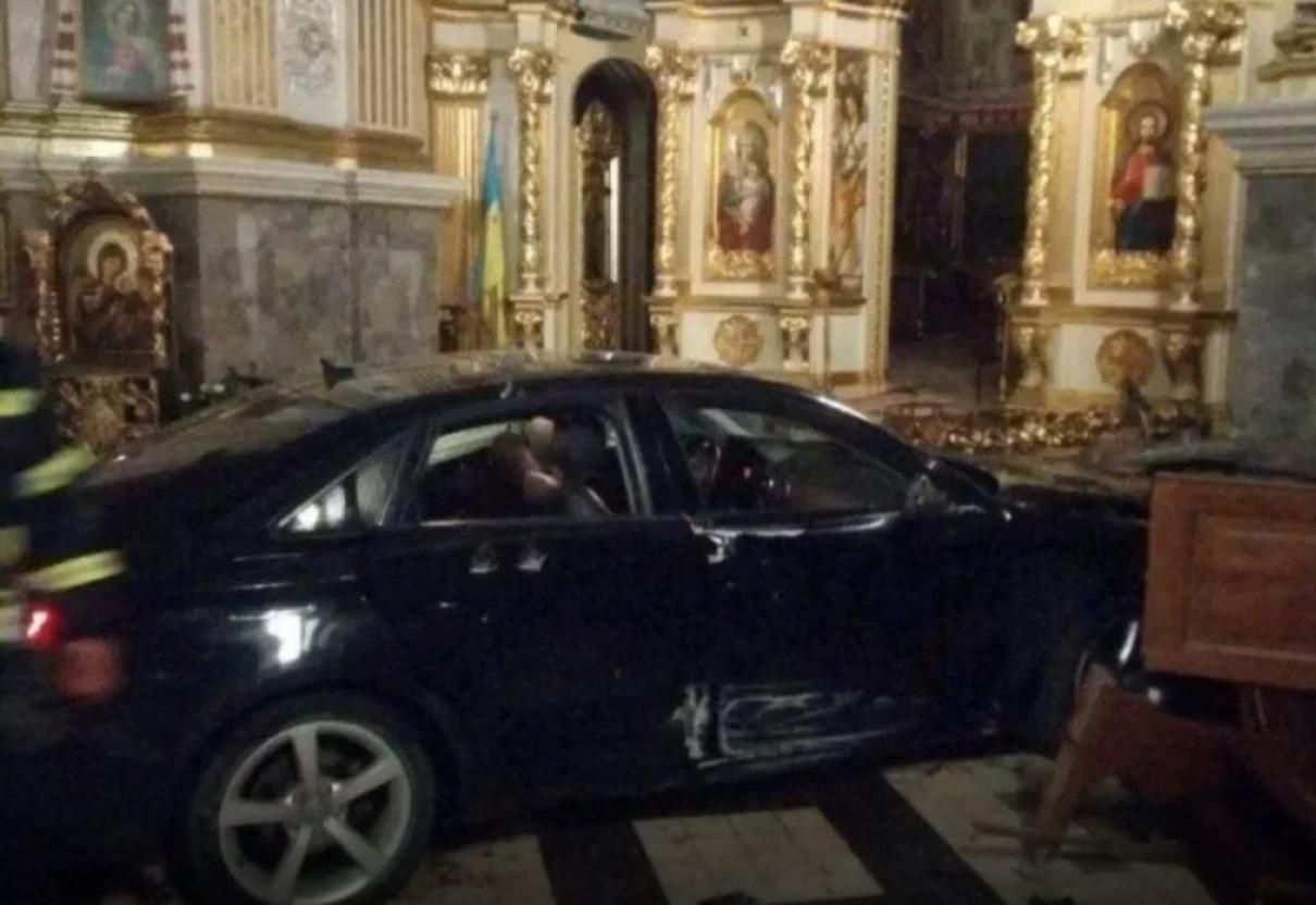  У Тернополі автомобіль в'їхав в Архикатедральний Собор і розтрощив плащаницю 