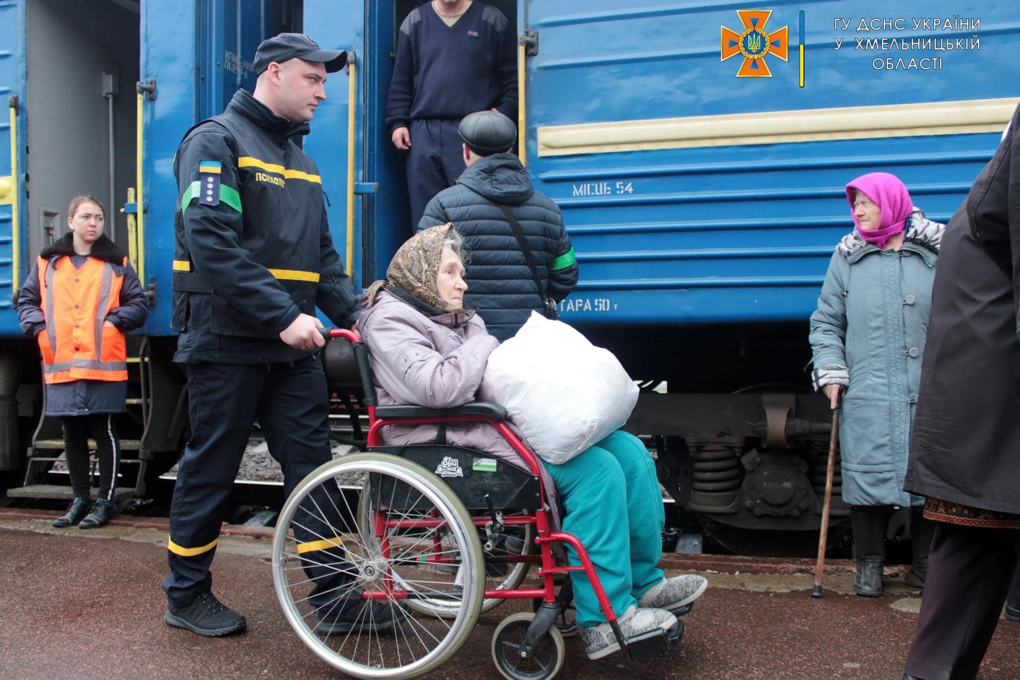 Врятована надія: десятки літніх українців прибули до Хмельницького евакуаційним рейсом зі Сходу - 24 Канал