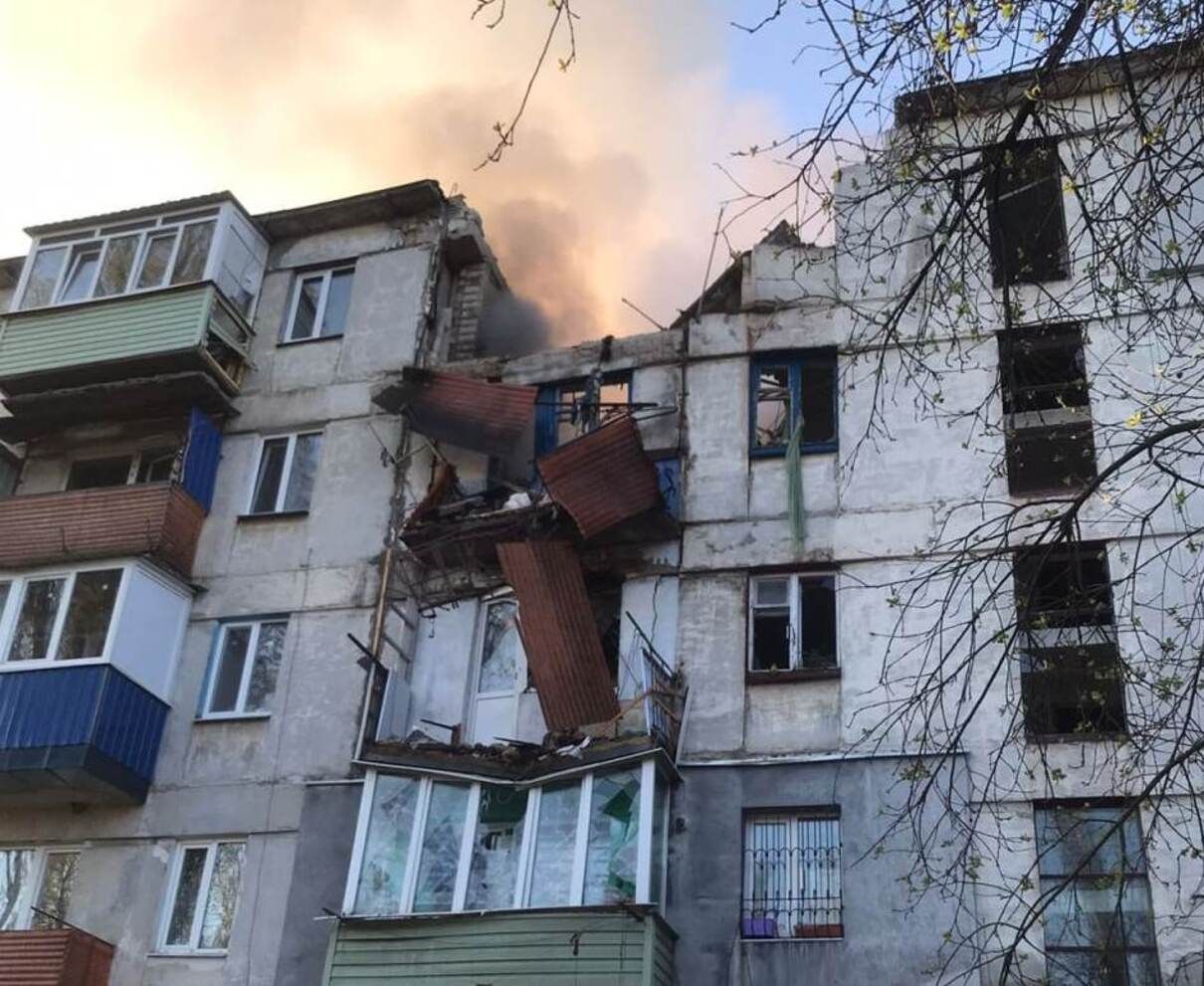 Найгарячіше – у Попасній: рятувальники на Луганщині розбирають завали і витягають людей Найгарячіше – у Попасній: рятувальники на Луганщині розбирають завали і витягають людей