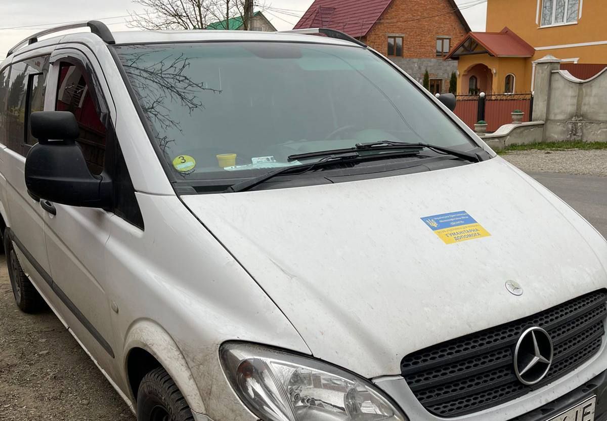 Лепил наклейки "капеллан" и "гумпомощь": мужчина из Мариуполя перевозил призывников за границу Лепил наклейки "капеллан" и "гумпомощь": мужчина из Мариуполя перевозил призывников за границу