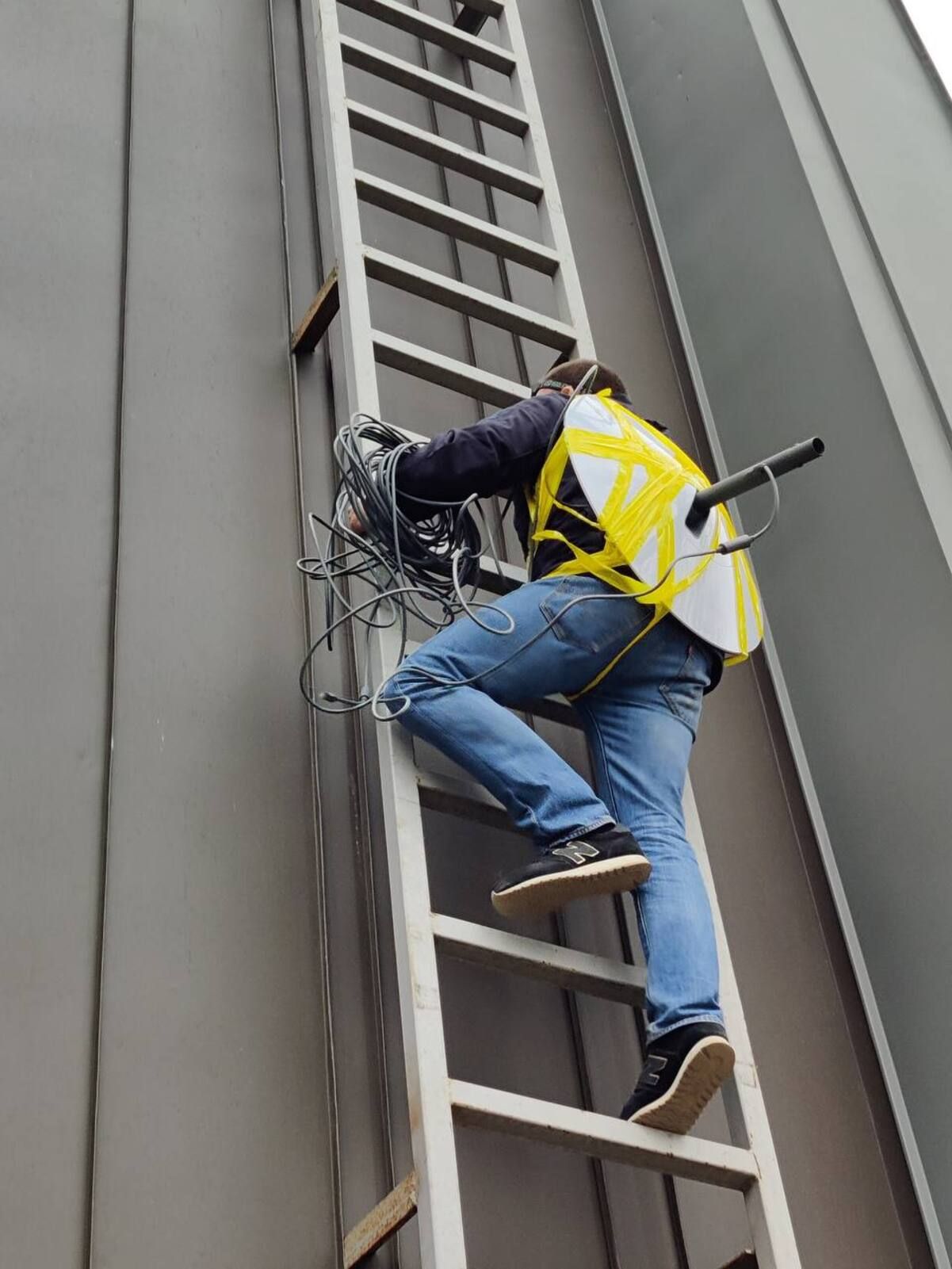 Ninja Starlink Turtles встановлює інтернет у Бучі: кумедні фото - 24 Канал Ninja Starlink Turtles встановлює інтернет у Бучі: кумедні фото - 24 Канал