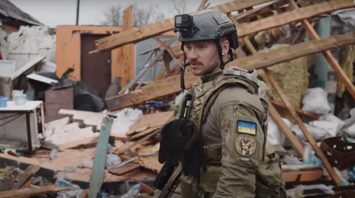 Розвалини та дитячі іграшки: письменник Маркус показав життя на лінії фронту – відео Розвалини та дитячі іграшки: письменник Маркус показав життя на лінії фронту – відео