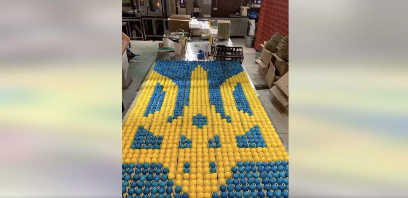 5760 яиц за одну ночь раскрасили львовские повара и изобразили из них герб 5760 яиц за одну ночь раскрасили львовские повара и изобразили из них герб