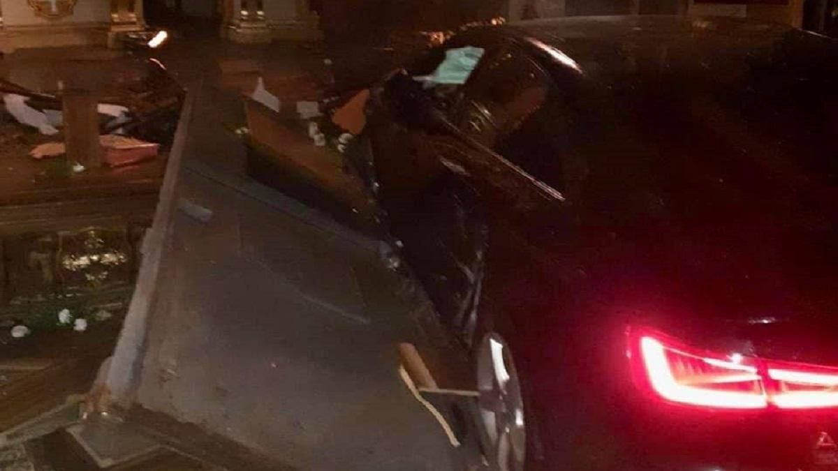 У Тернополі в катедру на авто в'їхала місцева стоматологиня: як виглядає храм зараз У Тернополі в катедру на авто в'їхала місцева стоматологиня: як виглядає храм зараз