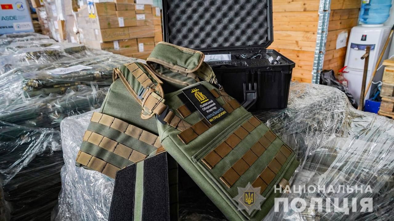 Міжнародні партнери передали Нацполіції майже тисячу бронежилетів - 24 Канал Міжнародні партнери передали Нацполіції майже тисячу бронежилетів - 24 Канал
