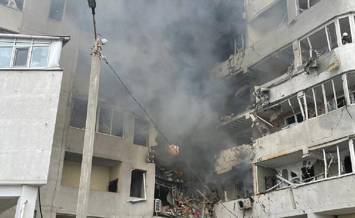 Огромная дыра в многоэтажке и спасение людей: первые фото ракетных обстрелов Одессы Огромная дыра в многоэтажке и спасение людей: первые фото ракетных обстрелов Одессы