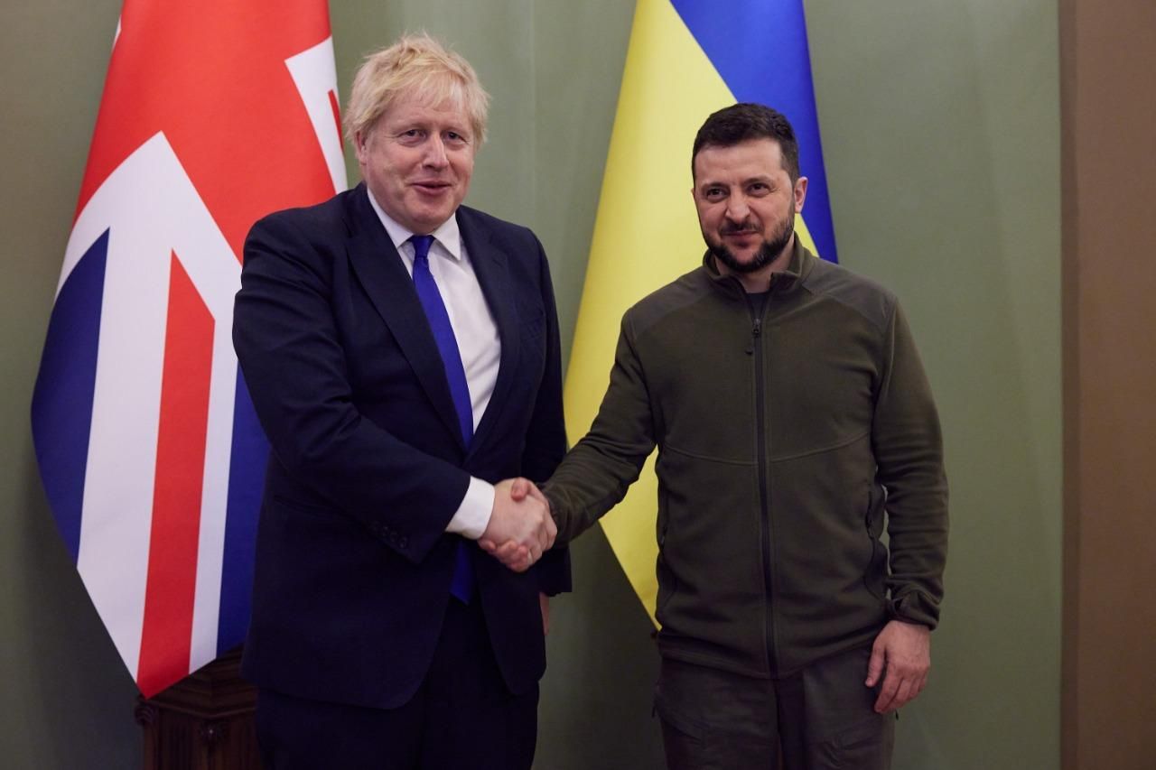 Зеленський та Джонсон домовились про постачання Україні важкого озброєння