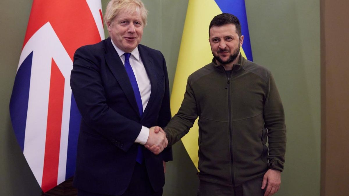 Зеленський та Джонсон домовились про постачання Україні важкого озброєння