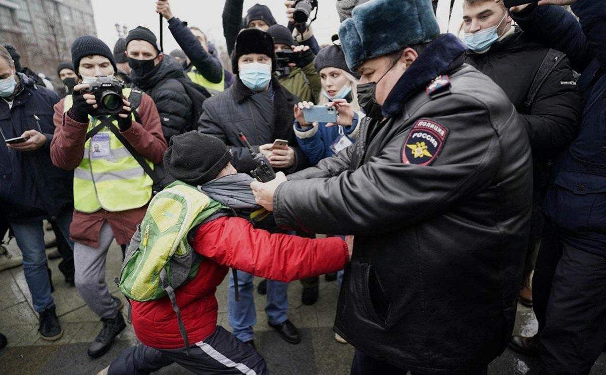 Ядерное государство боится своего же народа, – Зеленский о российских протестующих