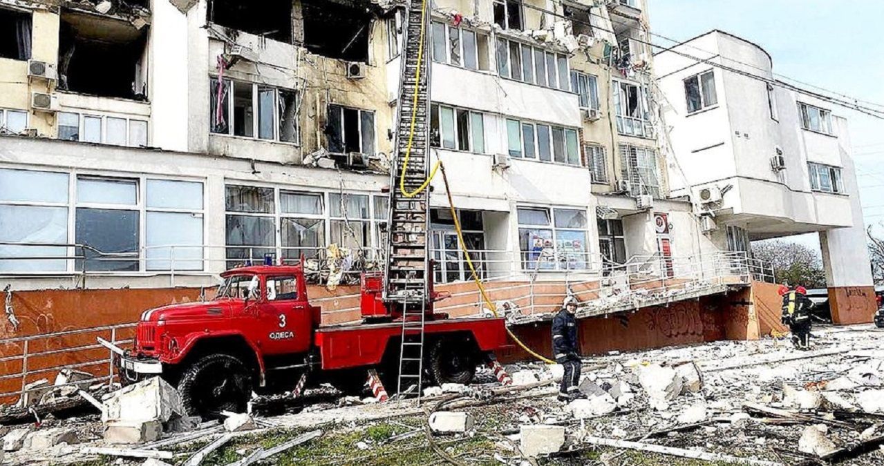 Спершу всі тікали у паніці, а потім допомагали гасити пожежу, – очевидці про обстріл Одеси Спершу всі тікали у паніці, а потім допомагали гасити пожежу, – очевидці про обстріл Одеси