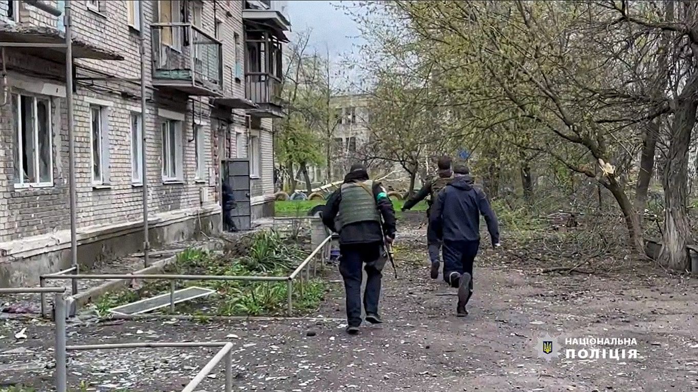 Поліцейський екіпаж, що рятує жителів зруйнованої ворогом Мар’їнки, люди прозвали "Білий янгол" - 24 Канал Поліцейський екіпаж, що рятує жителів зруйнованої ворогом Мар’їнки, люди прозвали "Білий янгол" - 24 Канал