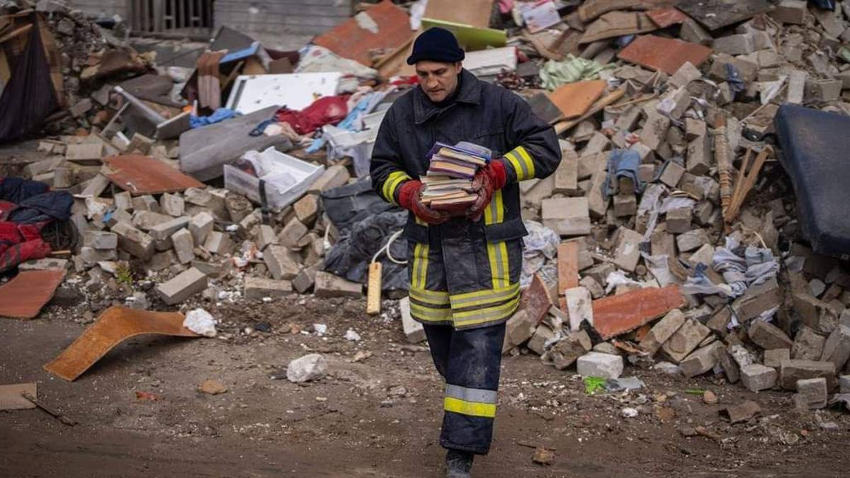 Всемирный день книги: как в Чернигове разбирали завалы и спасали книги Всемирный день книги: как в Чернигове разбирали завалы и спасали книги