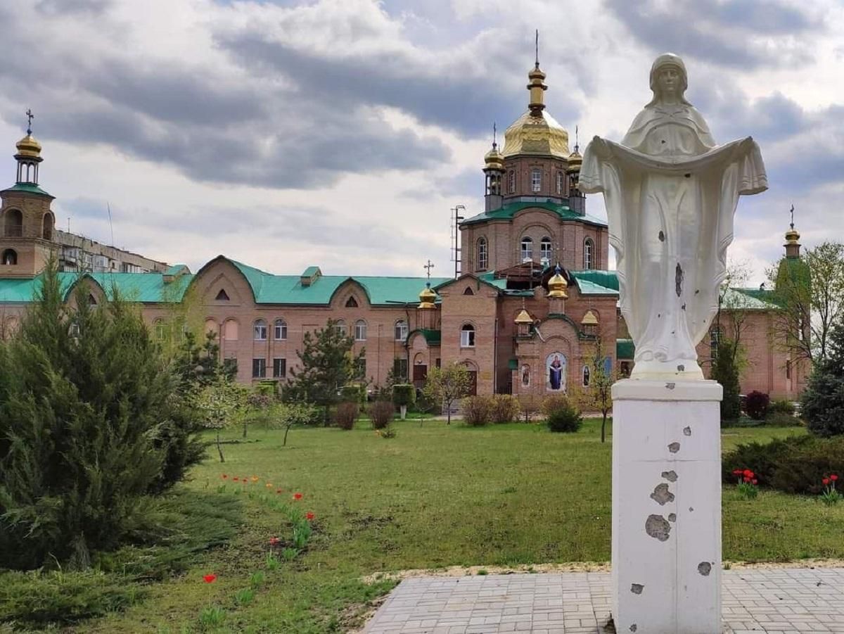 На Луганщині окупанти зруйнували щонайменше 7 храмів та ісламський центр