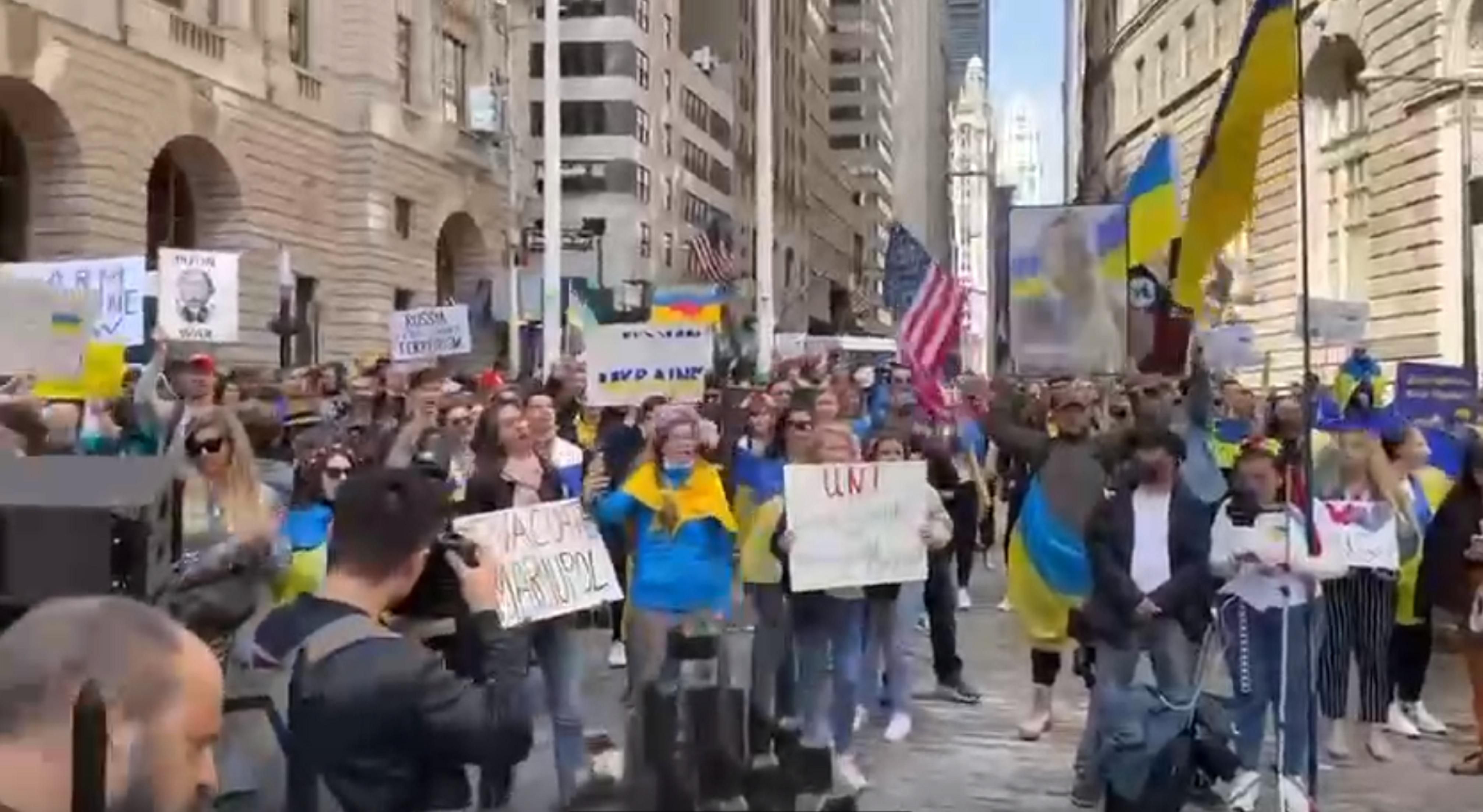 У Нью-Йорку вийшли на акцію підтримки Маріуполя та його захисників: люди скандували "Азов"