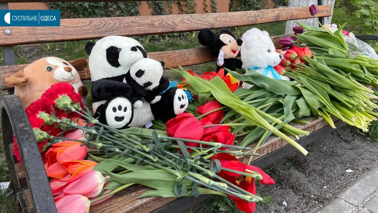 В разрушенный дом приносят цветы и игрушки В разрушенный дом приносят цветы и игрушки