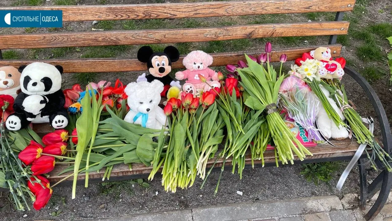 К разрушенному дому приносят цветы К разрушенному дому приносят цветы